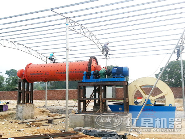 小型球磨機作業(yè)圖